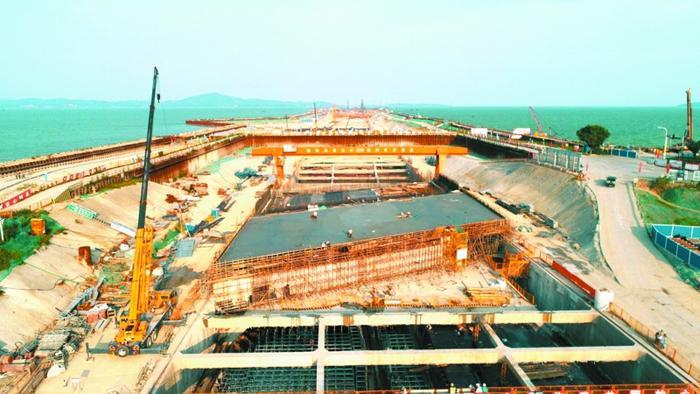 2019年6月12日，為降低對隧道的垂直壓力，減少土方用量，下穿十里明珠堤的百米成型隧道上方開始澆筑巨型鋼筋混凝土“空箱”。