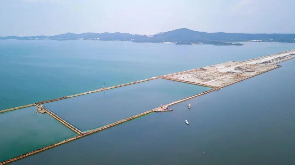 2020年10月3日，隨著最后一根鋼板樁插打至湖底，太湖隧道圍堰順利合龍。歷時2年7個月，馬山段與南泉段在湖中無縫對接，成功實現第一次“牽手”。